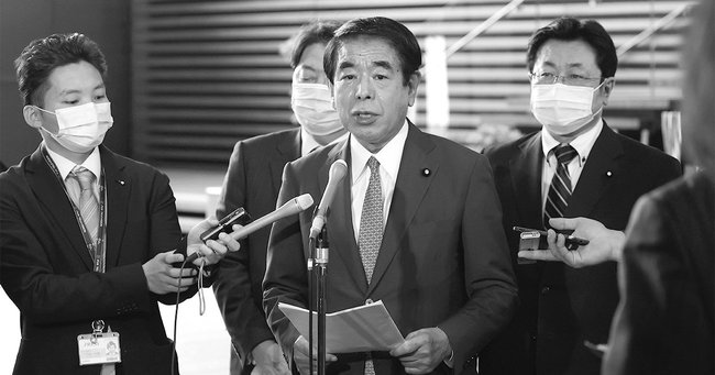自民党政調会長の下村博文（左）。下村がテレビ番組で語った「政局」の一言が永田町で物議を醸し、自民党内の不協和音を表面化させた