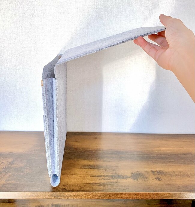 処方薬や郵便封筒がスッキリ…！ダイソーの“ソファに足せるポケット”年金や健康診断のお知らせをポイポイしまえるの！《購入レビュー》