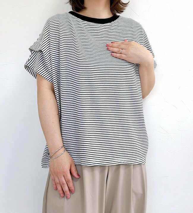 「色違いでリピ確定です！」ハニーズの“大人かわいいトップス”控えめな袖フリルが素敵すぎる…！「サラッとして夏に良い」「キャミワンピースの下に着たい」