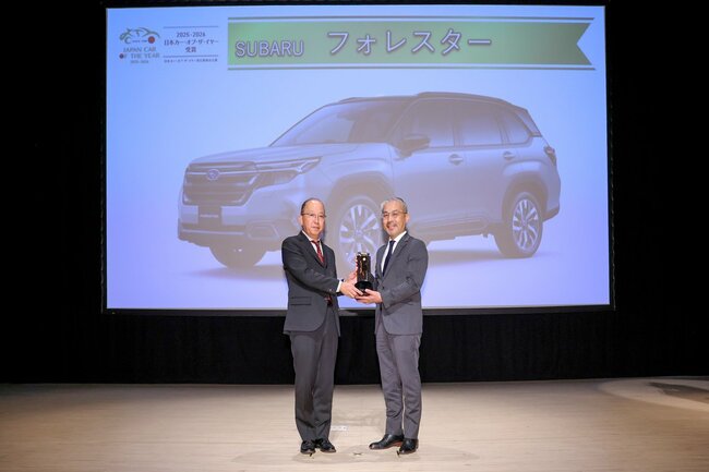 フォレスターの開発責任者であるSUBARU 商品事業本部 プロジェクトゼネラルマネージャー　只木克郎さん（右）