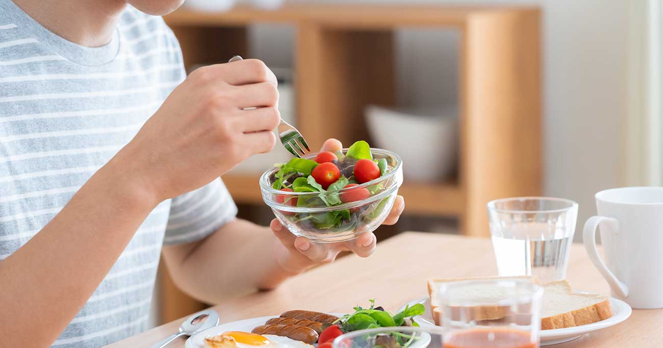 野菜を先に食べる小学生、白米を先に食べる小学生。メンタルに表れる意外な差【小児科医が解説】