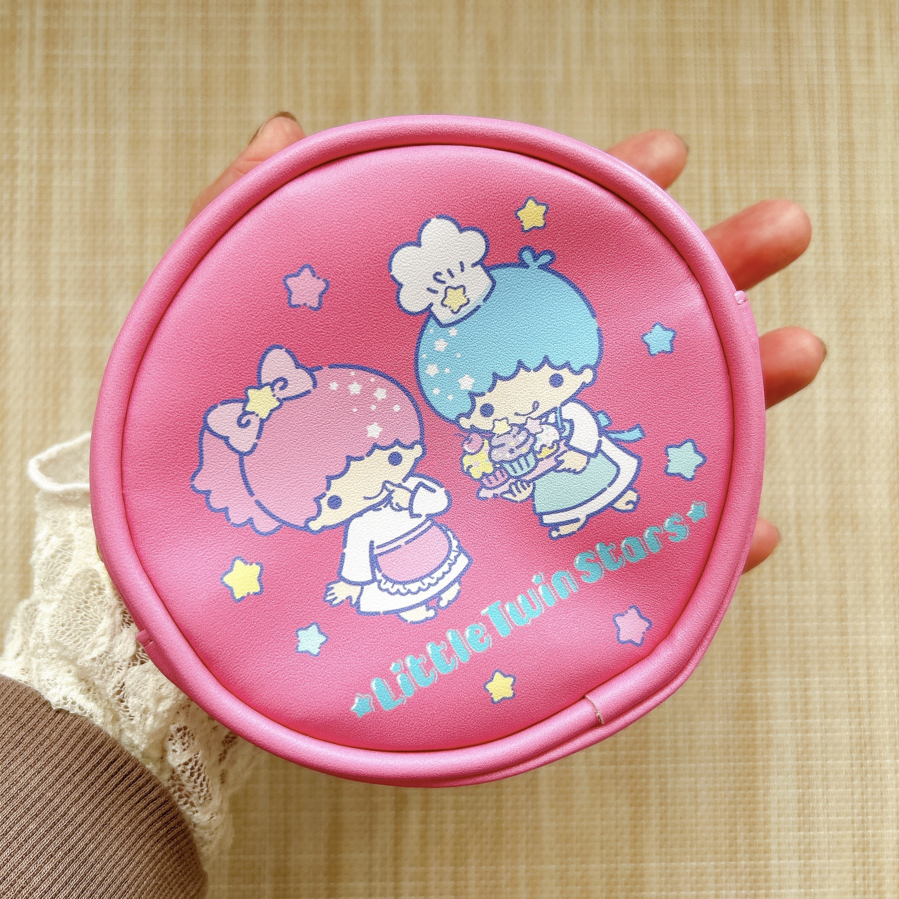 「世代だったので欲しい」「嬉しいです」しまむら×キキララの“レトロポーチ”が可愛すぎる！まんまるの形のポーチで、小物やコスメ、お金などを入れるのに便利なんです！