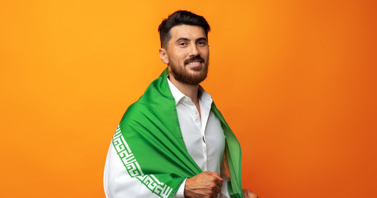 イラン国旗を身にまとった男性
