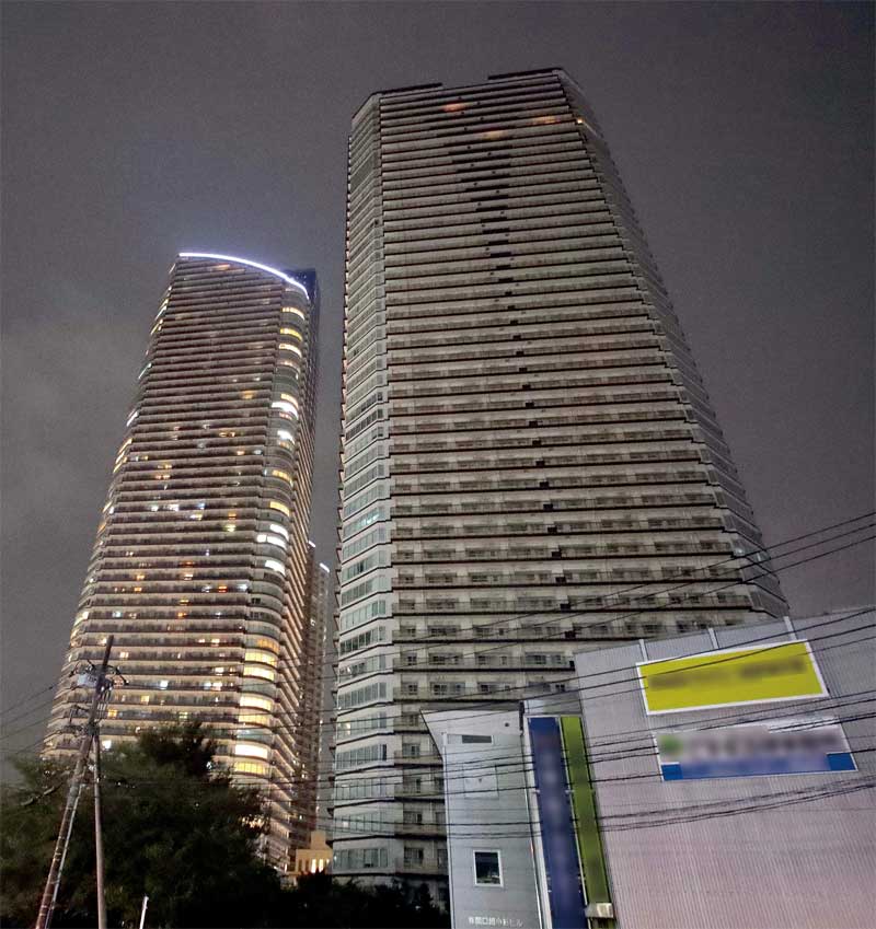 冠水被害の影響で上層階の一部の部屋以外全て電気が消えている武蔵小杉駅前のタワーマンション