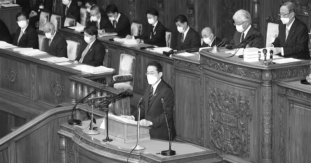 1月17日午後、衆院本会議で施政方針演説を行う首相の岸田文雄（壇上）。閉幕直後には3年に1回の参院選が巡ってくる、いわば「参院選直結型国会」だ