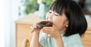 【小児科医が教える】甘いお菓子を毎日食べる子。成長後に現れる「中毒症状」とは?