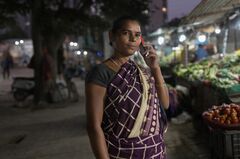 インド、ネット普及のカギ握る「1800円ケータイ」