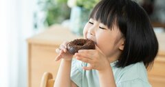 【小児科医が教える】甘いお菓子を毎日食べる子。成長後に現れる「中毒症状」とは?