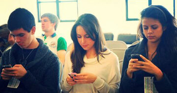 6割の中高生 スマホ見ながら家族と話す