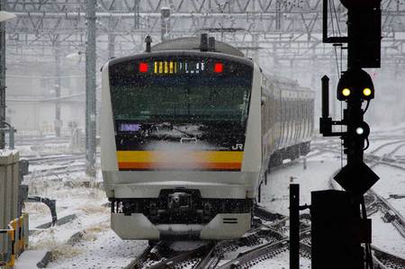 雪の中を走る電車