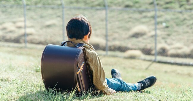 地面に座る小学生