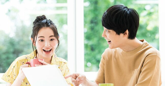 会話する男女