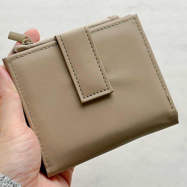 普通の財布に戻れないかも…!ダイソー姉妹店の「コンパクトな財布」カードや現金、カギをまとめて収納できて天才!