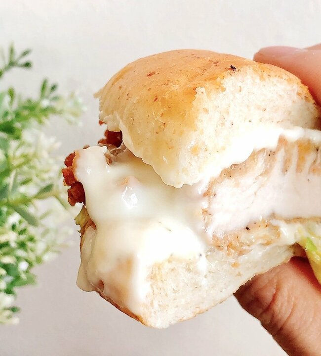 「笑っちゃうくらいチーズたっぷり」「どう見てもキャパオーバーだろ」ケンタッキーの“チーズにおぼれるバーガー”背徳感がスゴすぎる！「チーズの量どうなってんだこれ」