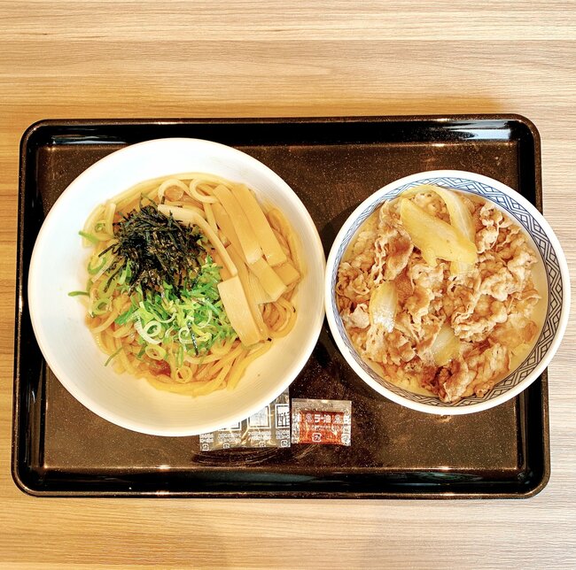 「禁断のW炭水化物」「背徳すぎだろオイ」吉野家の“よくばりセット”1100kcal超えでボリューム感がハンパない！「カロリー度外視の最高なやつ」