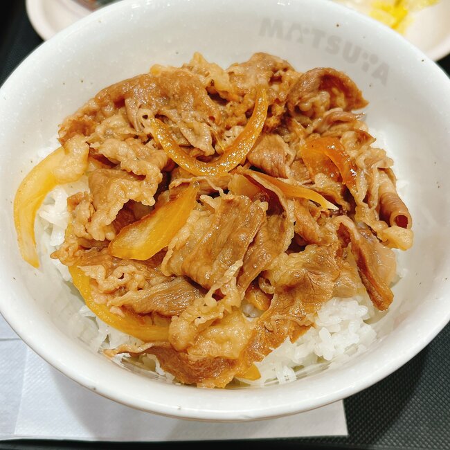 「具だくさんで美味い」「絶品だった」松屋の“550円モーニング”豚汁がボリューム満点で、朝からお腹いっぱい！「値段、量、味ともに申し分ナシ」