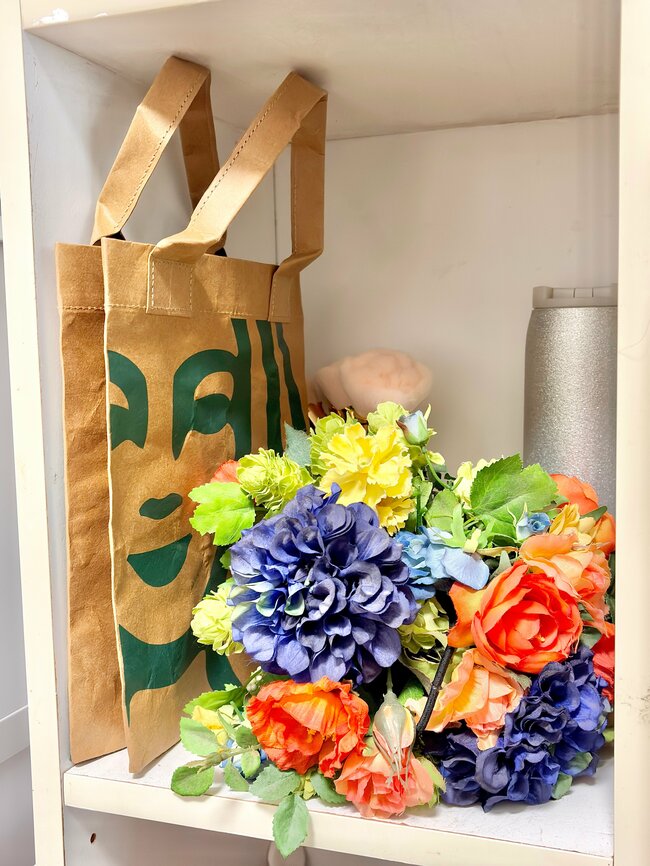 「めちゃくちゃ可愛いです！」スターバックスの“紙袋みたいなバッグ”デザインが好きすぎる！「欲しかったアイテム」「毎日愛用しています」