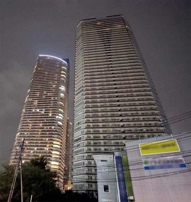 冠水被害の影響で上層階の一部の部屋以外全て電気が消えている武蔵小杉駅前のタワーマンション
