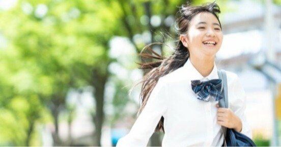 女子中学生　通学　制服