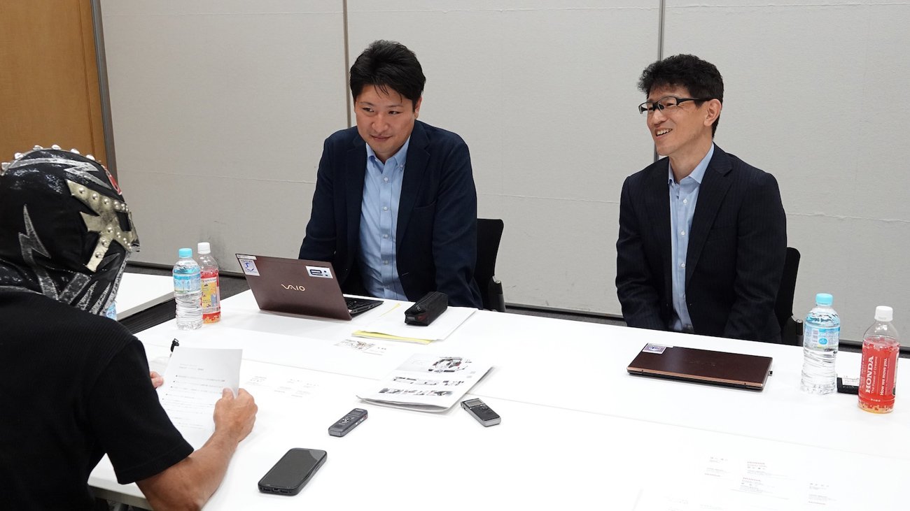 本田技研工業 四輪開発本部 完成車開発統括部 LPL室 LPL チーフエンジニア 諫山博之さん(右)、本田技研工業 統合地域本部 日本統括部 国内四輪営業部 商品企画課 主任 岡田優大さん(中)