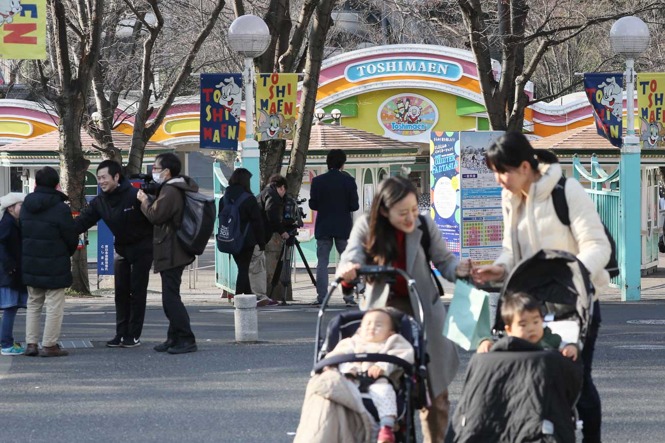 としまえんに来園するお客たち