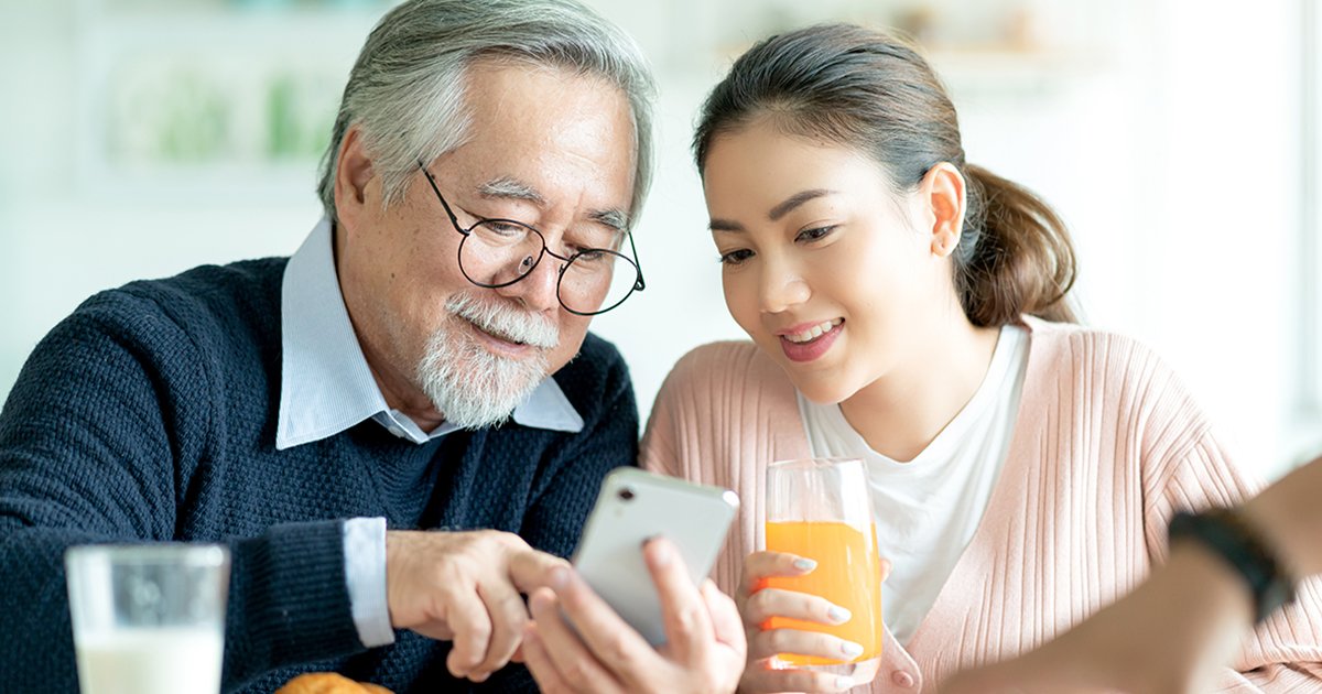 スマートフォンに手にするシニア