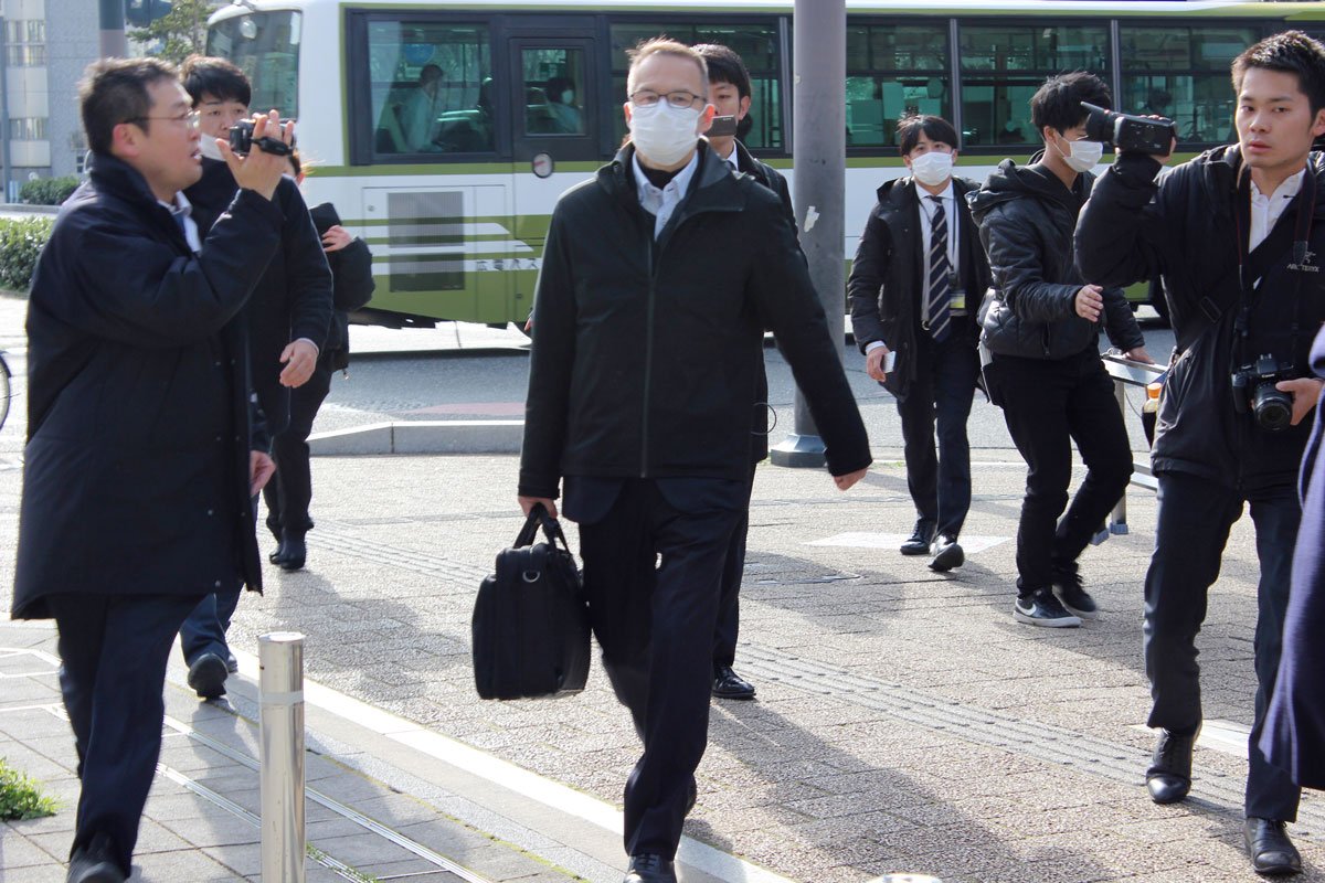 報道陣に囲まれながら広島地検に向かう河井案里参院議員の秘書