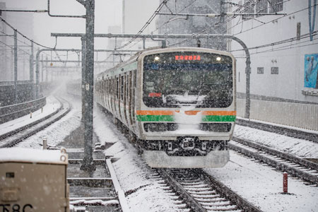 降雪すると実施される「間引き運転」で毎回、首都圏の駅は大混雑となる