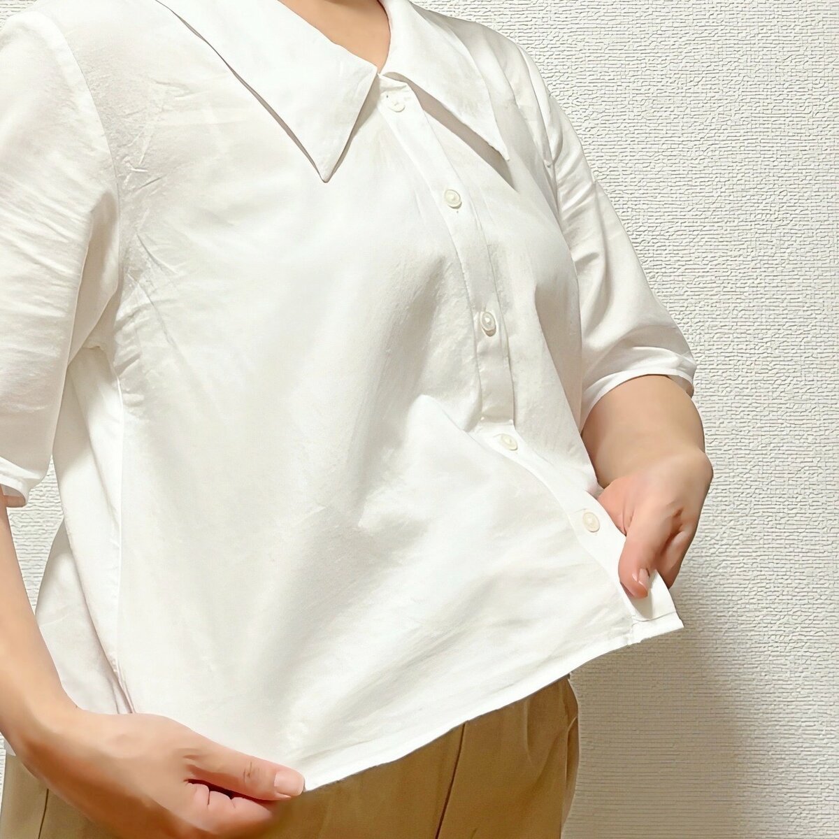 1990円→1490円に値下げ!GUの“華奢見えトップス”かわいいのに体型カバーできて嬉しい!「首まわりがキレイに見えます」「何にでも合わせやすい!」