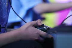 中国、授業日のゲーム禁止へ　未成年対象