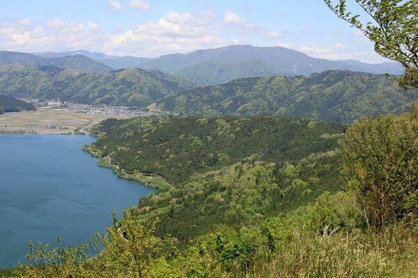 賤ヶ岳砦から見た余呉湖と東岸の尾根