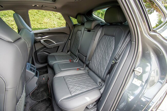 アウディSQ5スポーツバックリアシート