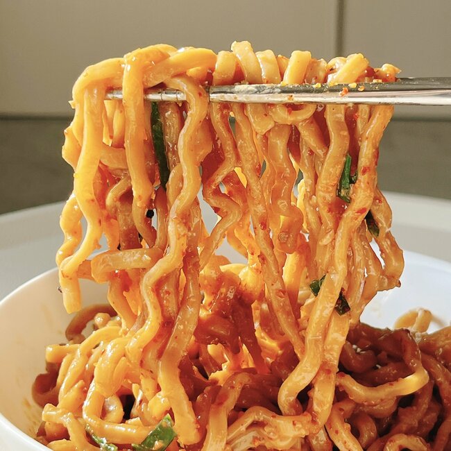 「ぼくが死ぬまで売ってくれ」セブンの“あさり出汁ラーメン”わかめの量にビビったわ…！「好きすぎて週2で食べてる」「170円のクオリティとは思えない」