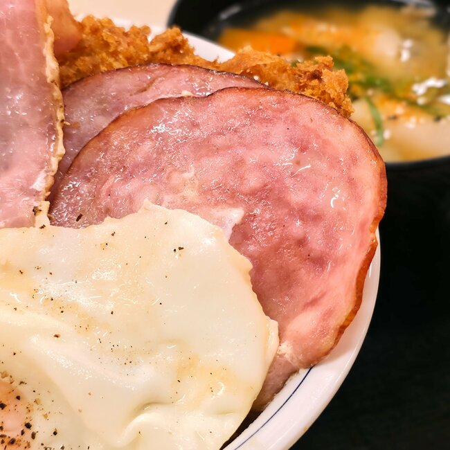 「もはやカツ丼ではない」「すごいビジュアル」かつやの“欲望どんぶり”わんぱくすぎてビックリした…！「足せばいいと思ってるんだよな」