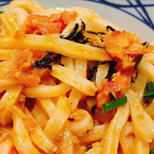 「2日連続で食べた」丸亀製麺の“豪快すぎるメニュー”シメごはん付きで嬉しい！「並でもかなりの満足感」「めちゃくちゃ美味でした」《実食レビュー》