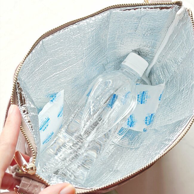 「夏場にいいな」「お散歩に良さそう」コメダ珈琲の“保冷できるポシェット”飲み物を冷たいまま持ち歩けて便利！「ひんやりグッズ入れて歩くのにいいよね」