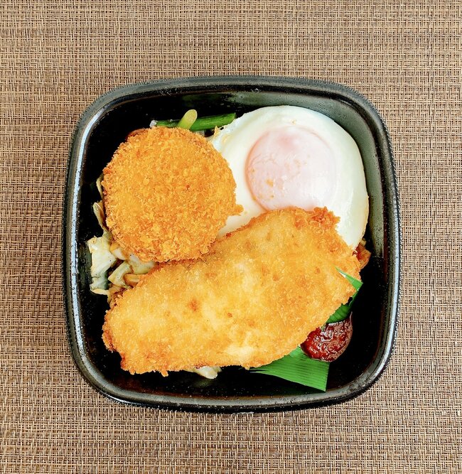 おかずの量がヤバイって…！ほっともっとの“ヤケクソどんぶり”お肉と揚げ物がパンパンに盛られてるの！「上京したての学生メシみたい」「ウマー定番にしてほしい」《購入レビュー》