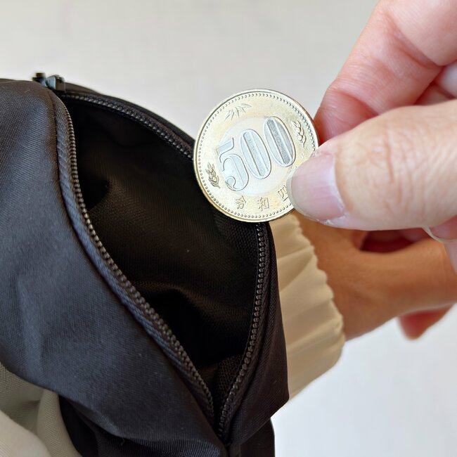 ミニ財布代わりになるじゃん…！3COINSの“天才グッズ”手ぶらで外出できて快適すぎる！「再販を待っていました」「とても良いです」