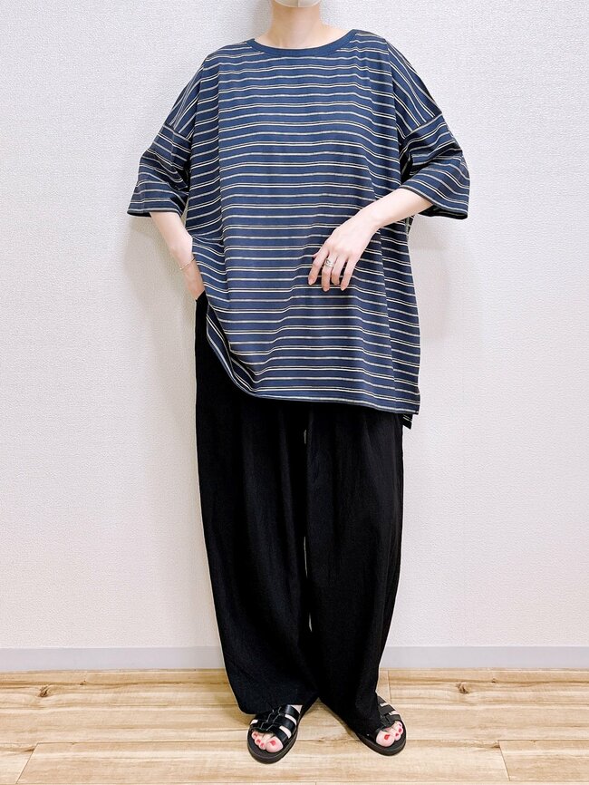 「色違いで2枚購入しました」ニコアンドの“ゆったりトップス”が体型カバーの天才なんです！「ノーストレスなので何枚あっても良い」「ボディライン隠しにはもってこい」