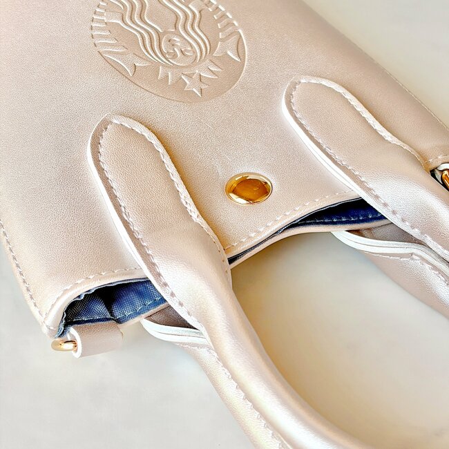 「かわいすぎんか？」「絶対ほしい」スタバの“カップみたいなショルダーバッグ”が素敵すぎる！「これから毎日使います」