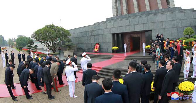 ホー・チ・ミン氏の霊廟を訪れる金正恩委員長