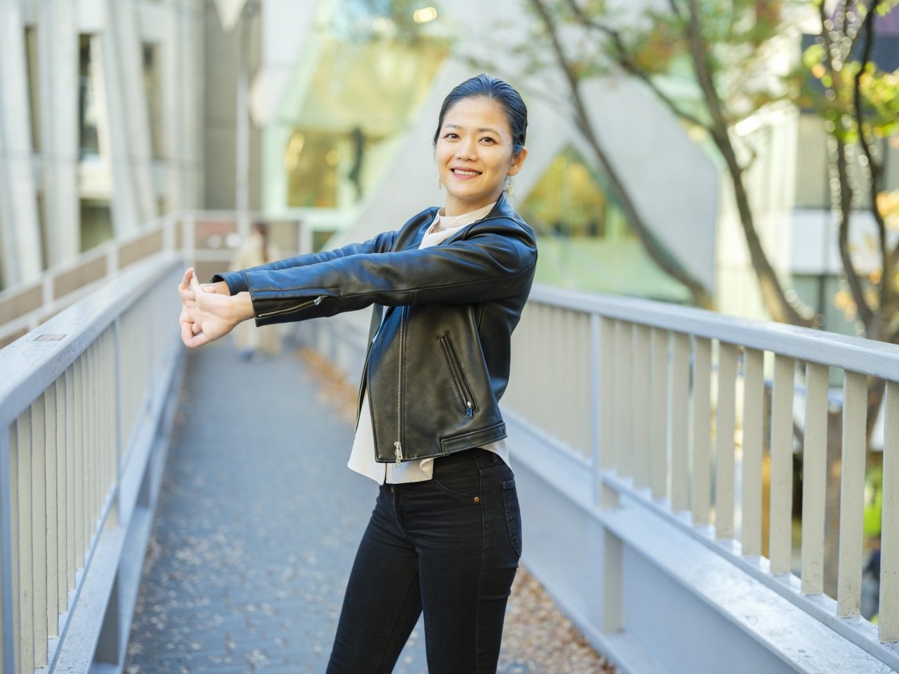 【整体プロの技】手先が冷たい人もやってみて。「タオル一本」でカチカチに固まった肩・首コリがラクになる血流改善法