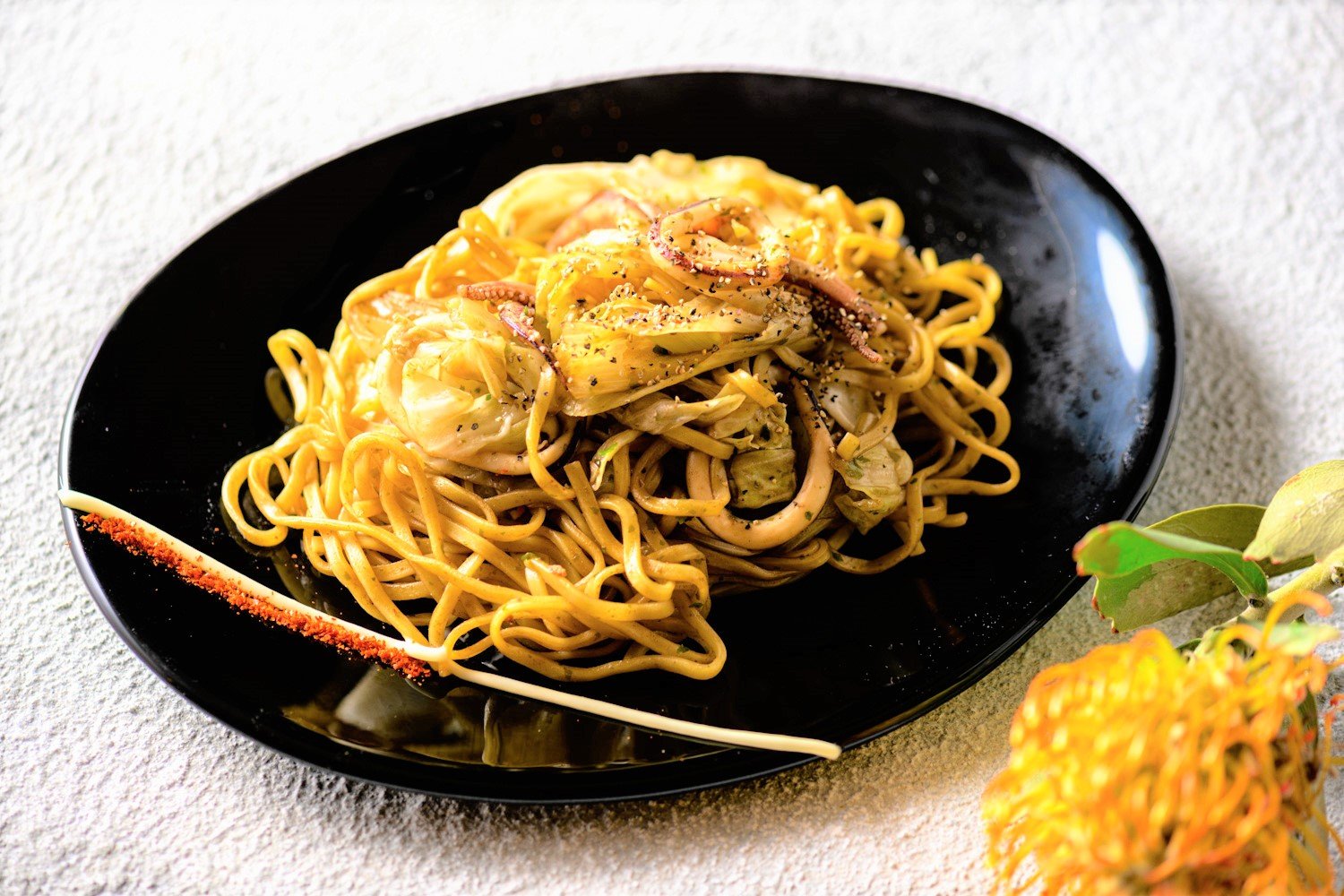 【夏休みはレンチンで何とかする！】料理未経験の男子でもカンタン！焼きそばもレンチンで!!イカとキャベツと長ねぎの「イカ焼きそば」