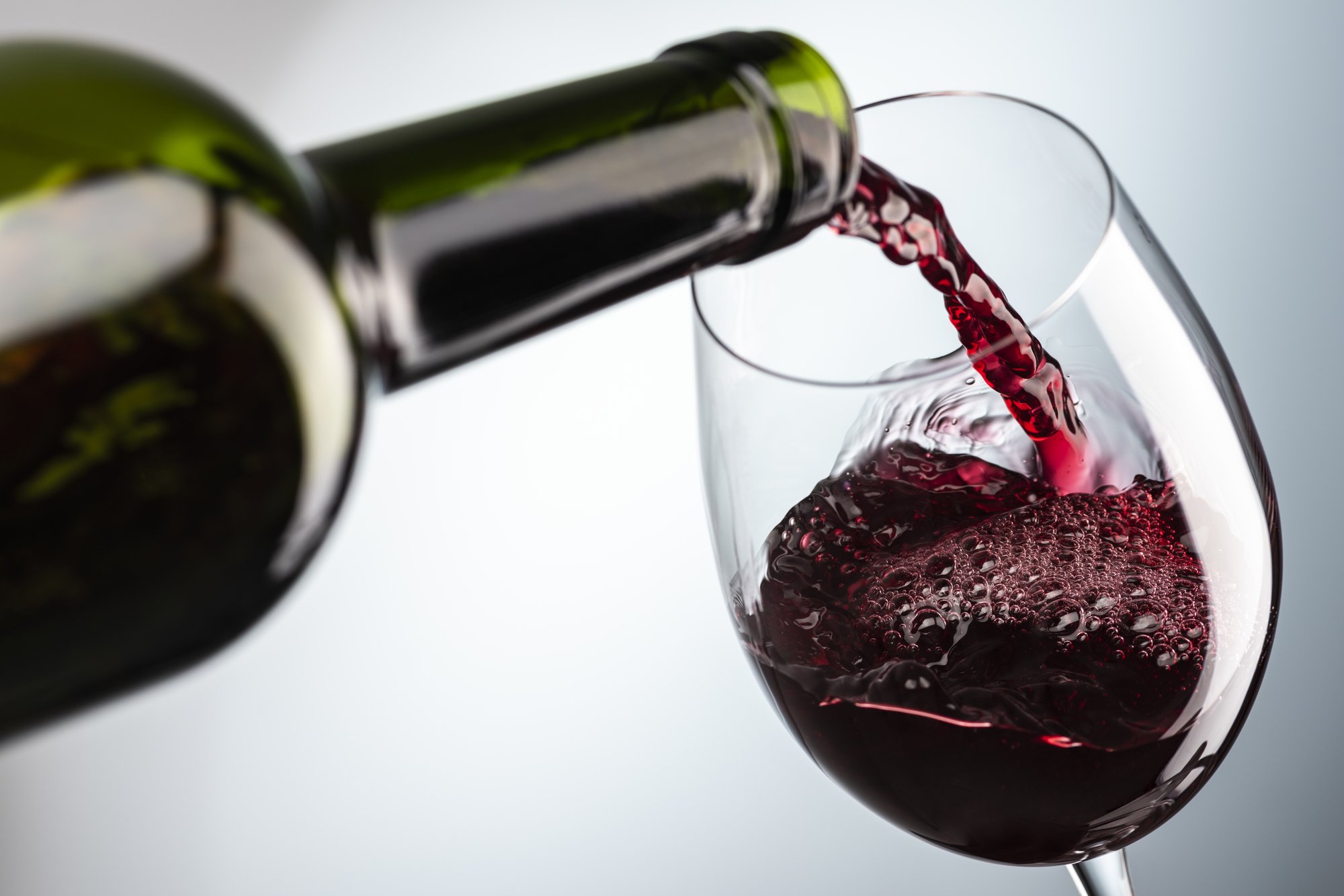 赤ワインを飲むと頭が痛くなる人が、白ワインなら大丈夫な理由