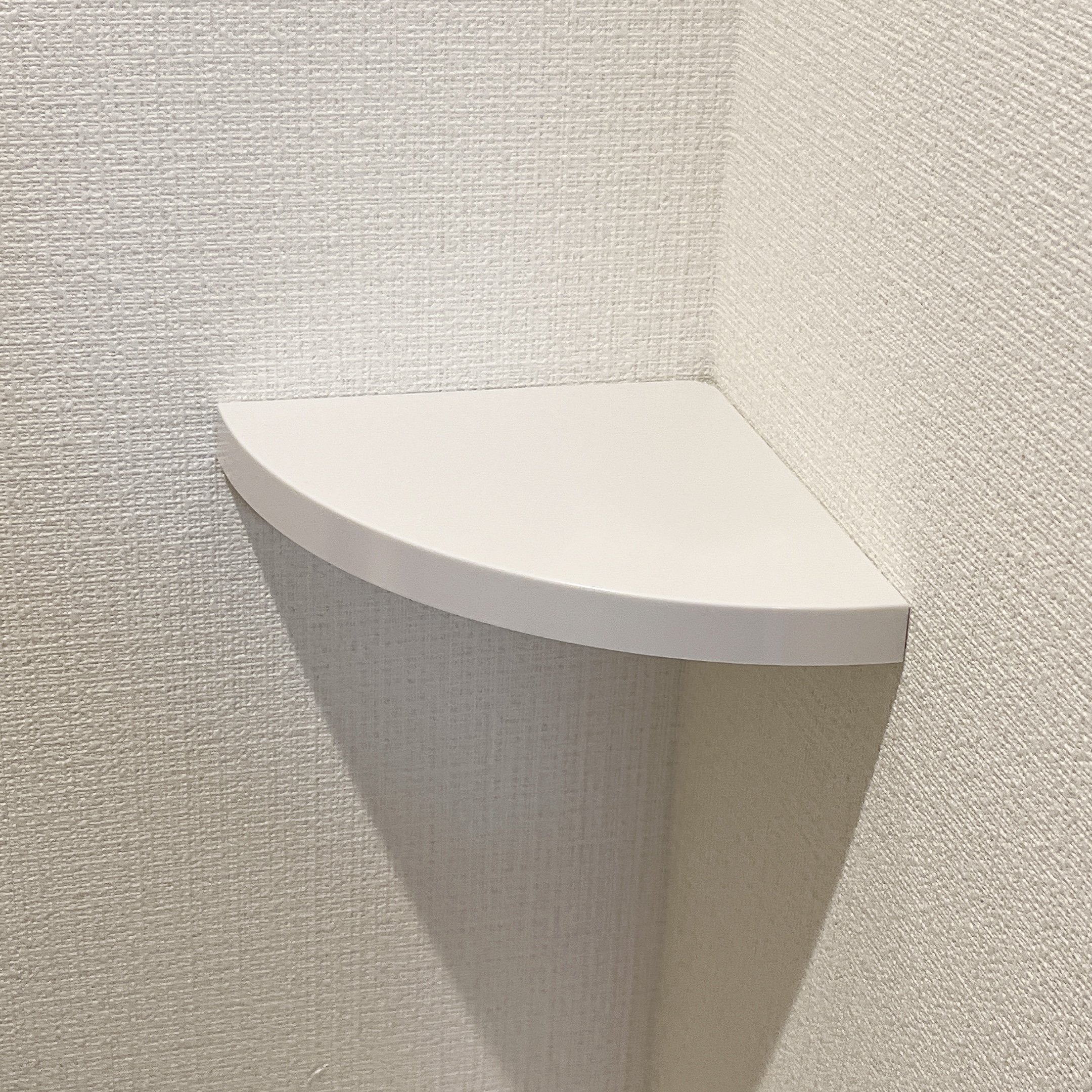 無印良品に売ってそう…！ダイソーでみつけた「浮かせる収納」110円とは思えないほど活躍しています！