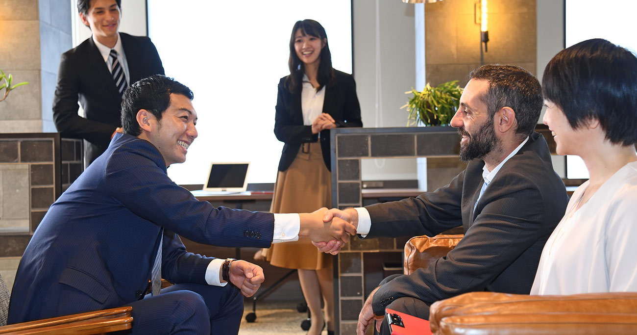 笑顔で握手するビジネスシーン