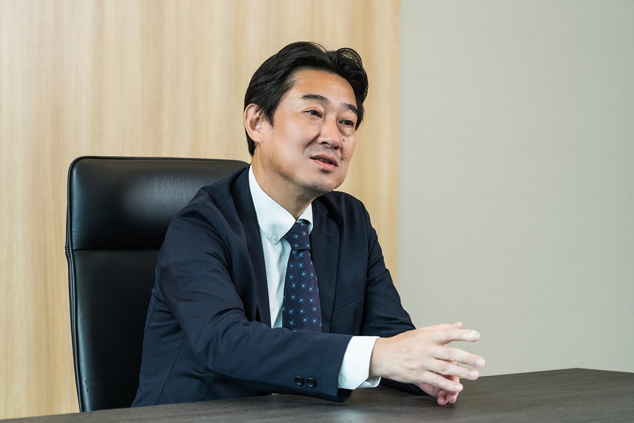 KDDIが挑んだ「デジタルマーケティング内製化」7年の軌跡！人材育成とコスト削減を実現した組織改革の全貌