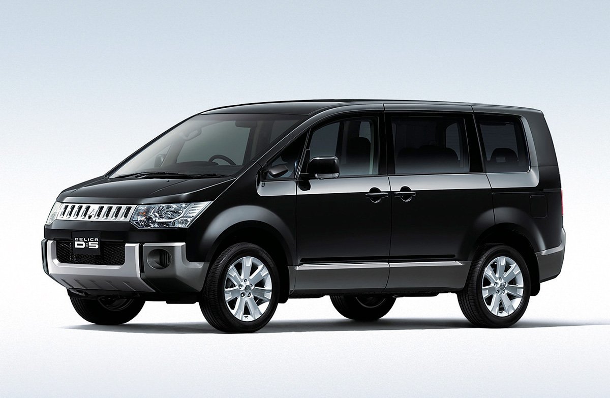 2007年デビュー時のデリカD:5。現在とはデザインが大きく異なる（広報写真）