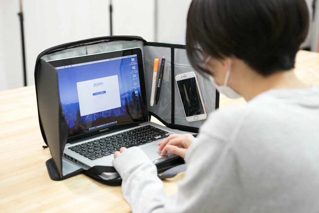 「オープンスペースでリモート会議に参加するときも便利です。また、本体に取っ手がついていてそのまま持ち運べるので、場所異動もスムーズです」(石津氏)パーソナルスポット/本体価格4300円+税