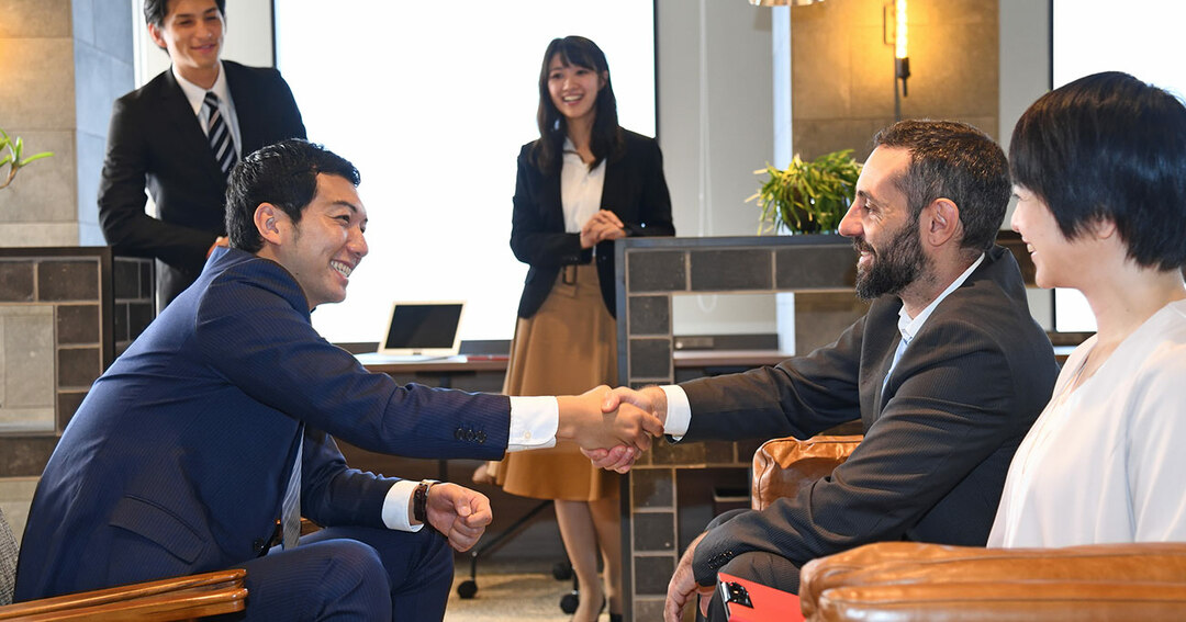 笑顔で握手するビジネスシーン